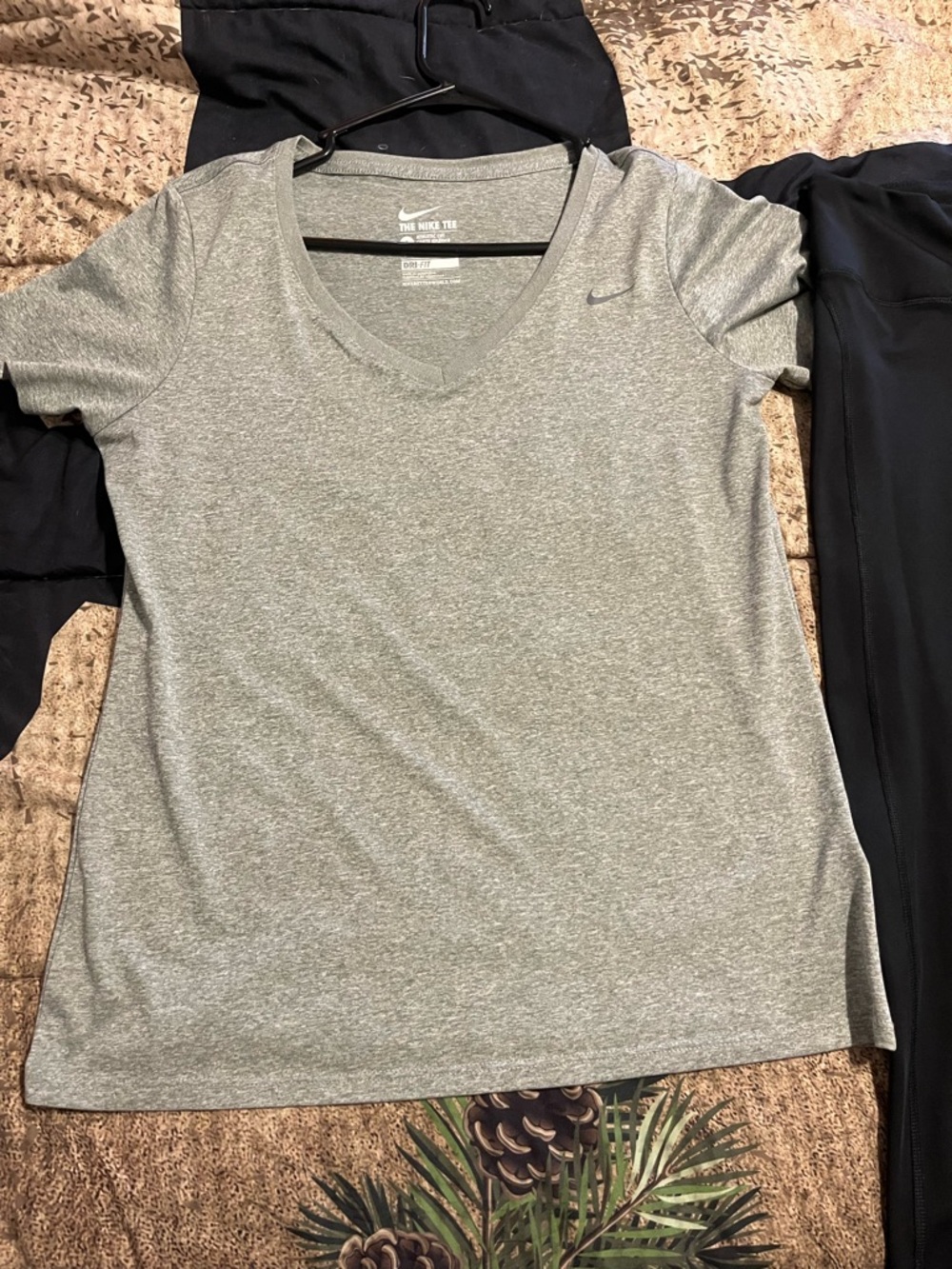 EUC WOMENS NIKE CAPRI SET SIZE LARGE - Picture 2 of 5